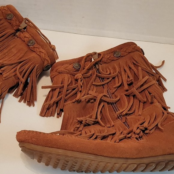 Minnetonka kids 3 layer Fringe Boot - Picture 12 of 15